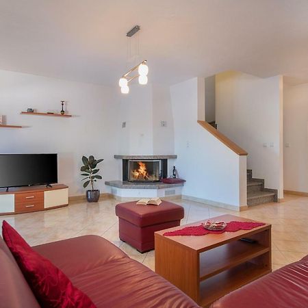 Ferienhaus Mary Ližnjan エクステリア 写真