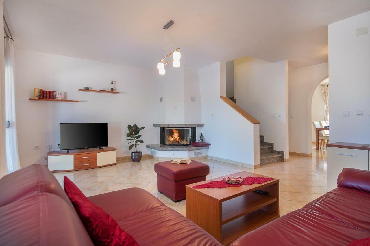 Ferienhaus Mary Ližnjan エクステリア 写真