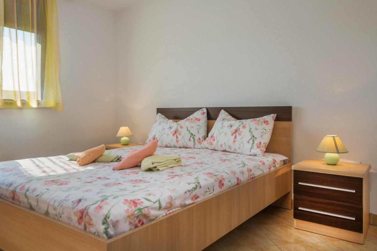 Ferienhaus Mary Ližnjan エクステリア 写真