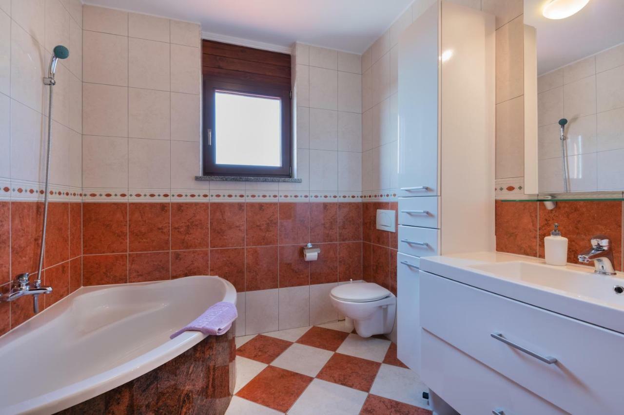 Ferienhaus Mary Ližnjan エクステリア 写真