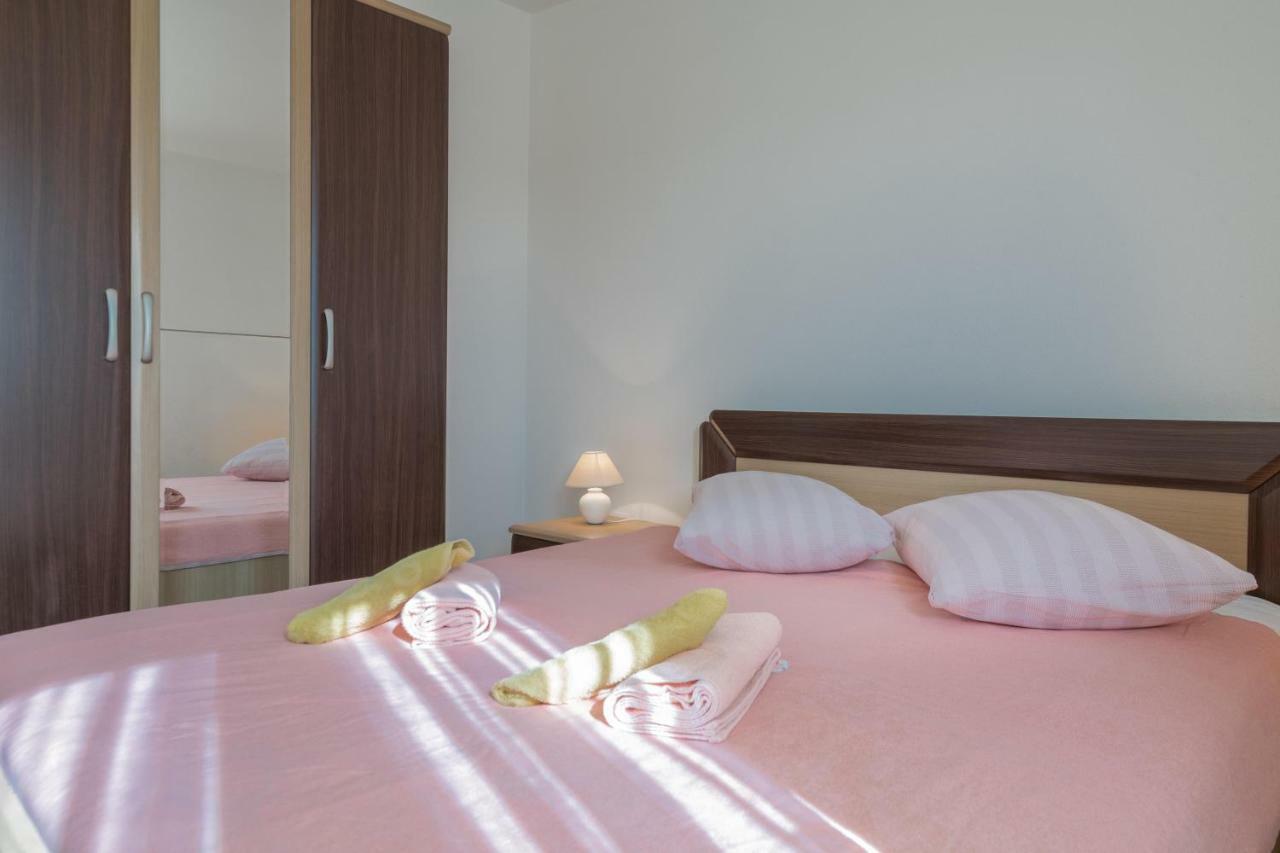 Ferienhaus Mary Ližnjan エクステリア 写真
